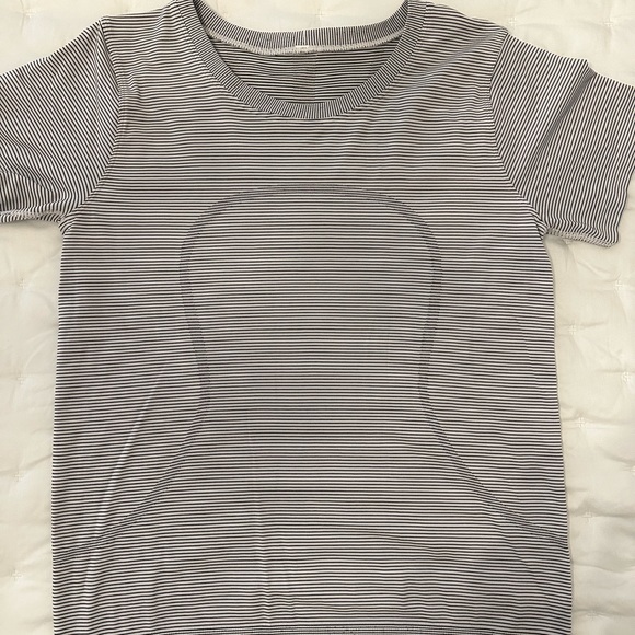 Lululemon swiftly, relaxed, short sleeve shirt size 12. - Picture 2 of 5